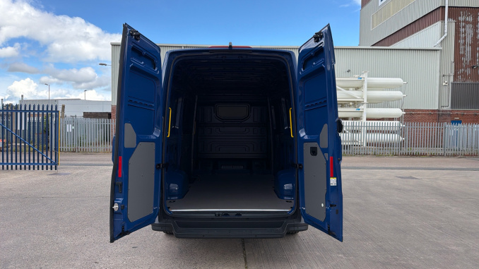 Volkswagen Crafter Cr35 Mwb Diesel Fwd 2.0 TDI 140PS Commerce Plus High Roof Van - Image 19